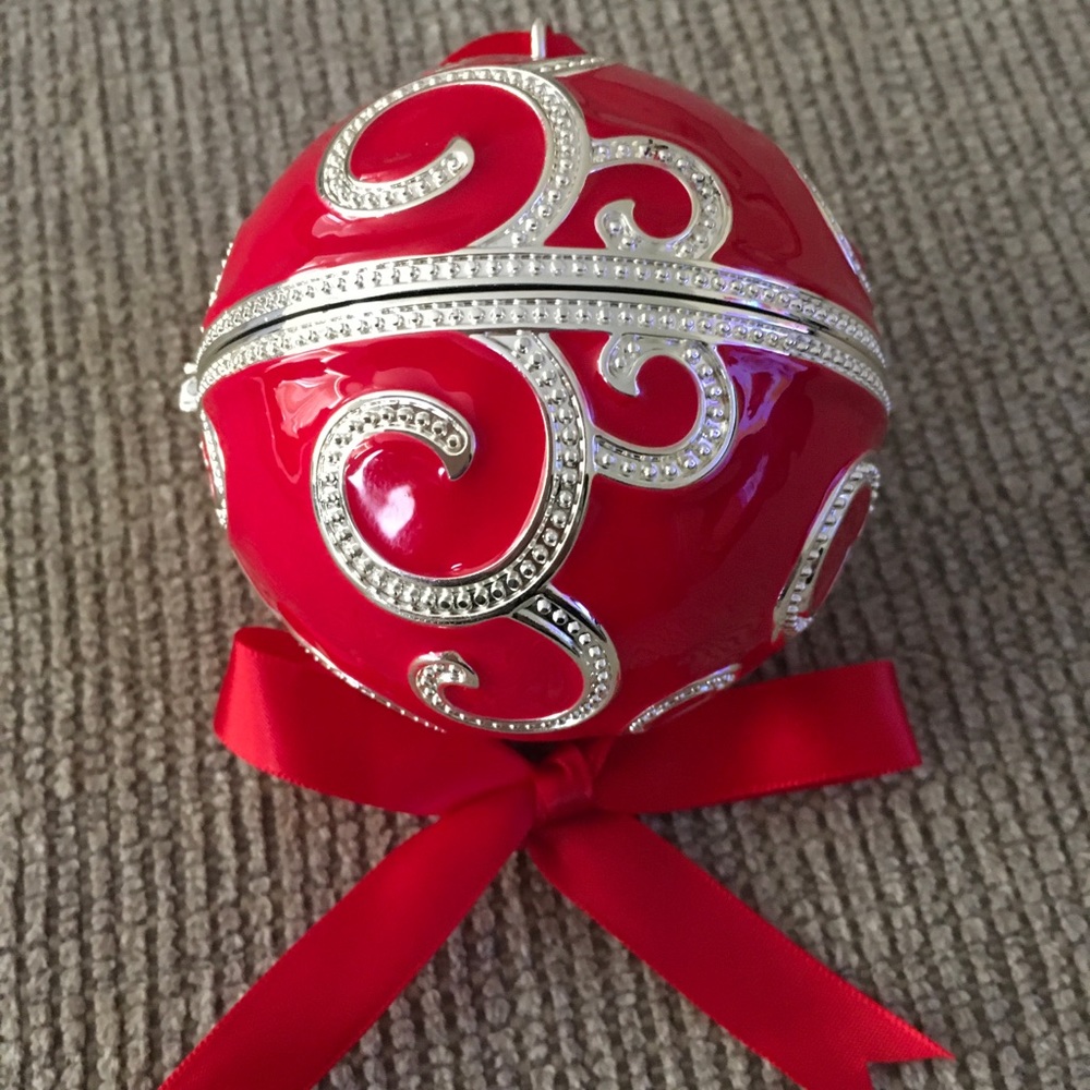 2017 PANDORA RED ROCKETTES ORNAMENT...NEW/BOX